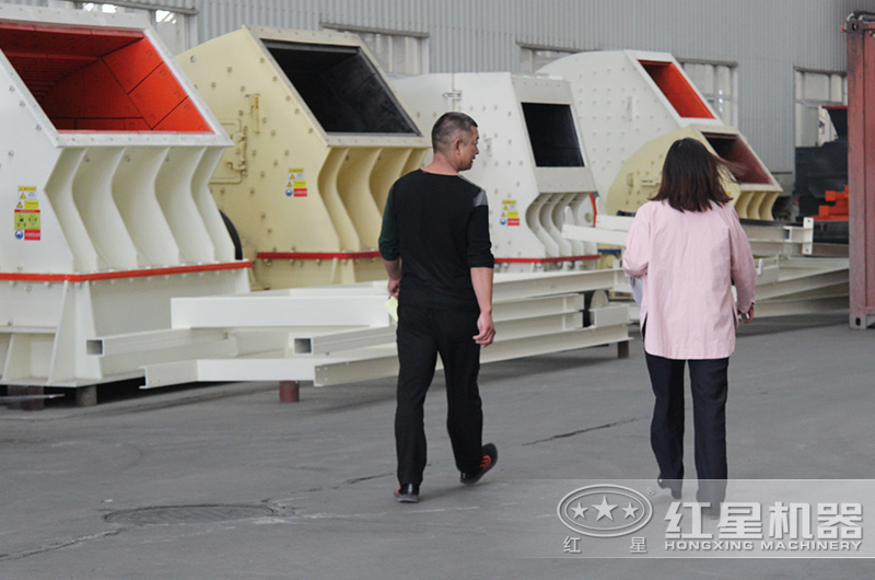客戶(hù)來(lái)廠(chǎng)考察煤矸石破碎設(shè)備